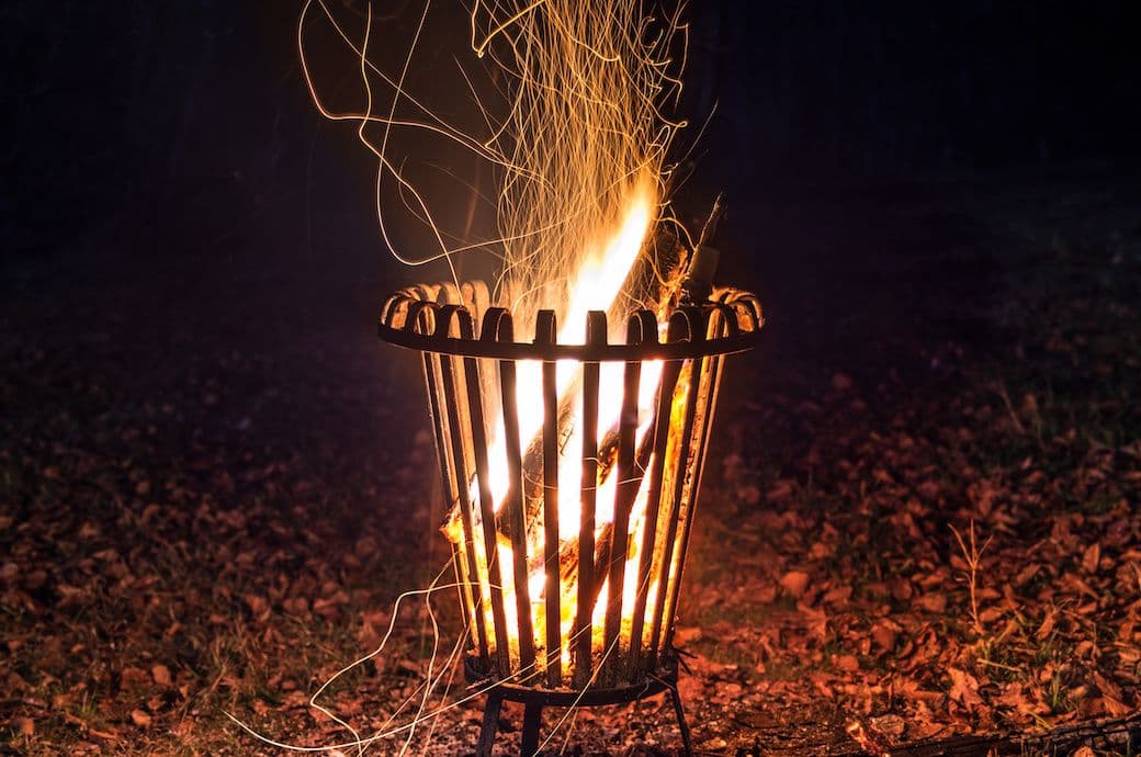 Whispers in the Embers: Feuerkorb-Geheimnisse