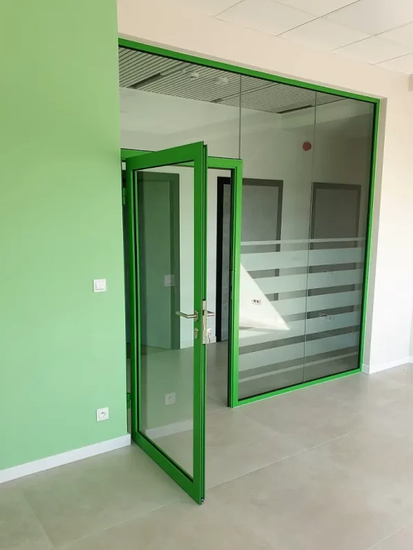 Die perfekte Lösung für moderne Geschäftsräume: Studio 30 Glastrennwände und filigrane Aluminium-Schiebewände