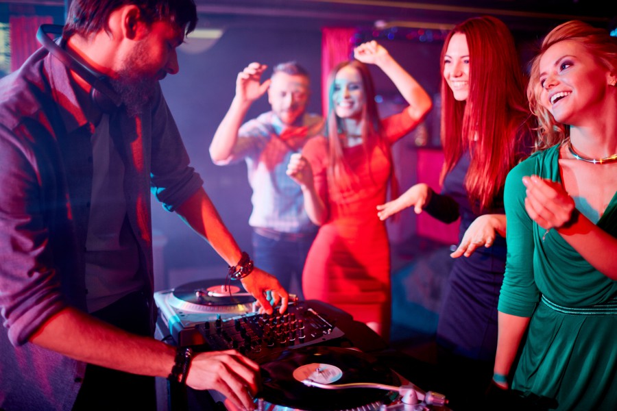 Unvergessliche Hochzeitsmomente mit unseren DJ-Services