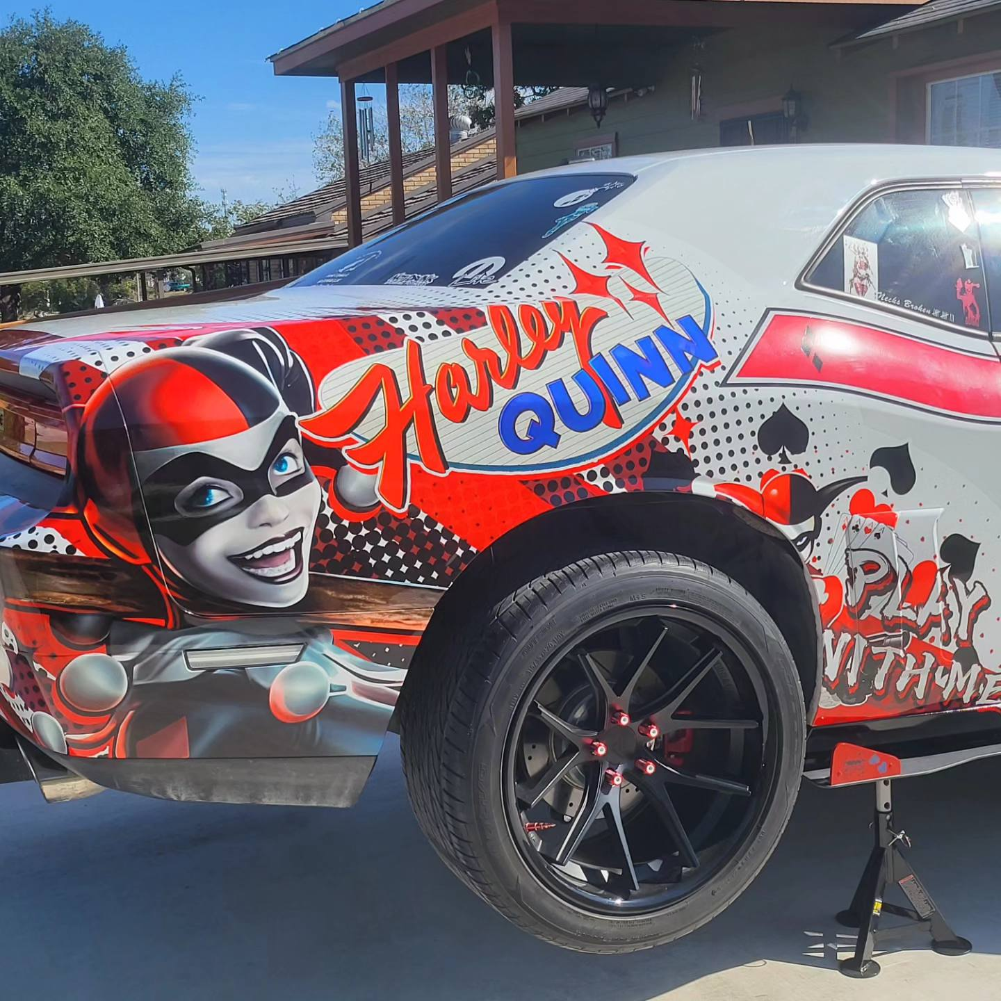 Personalisieren Sie Ihr Fahrzeug mit einem kraftvollen Anime Car Wrap