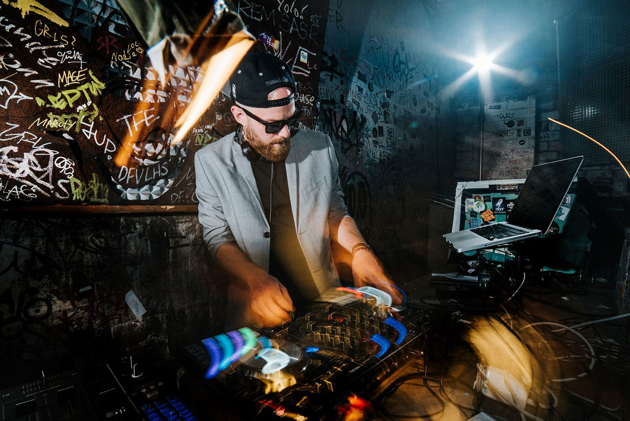 Spinning Love Stories: Chroniken der Hochzeits-DJs
