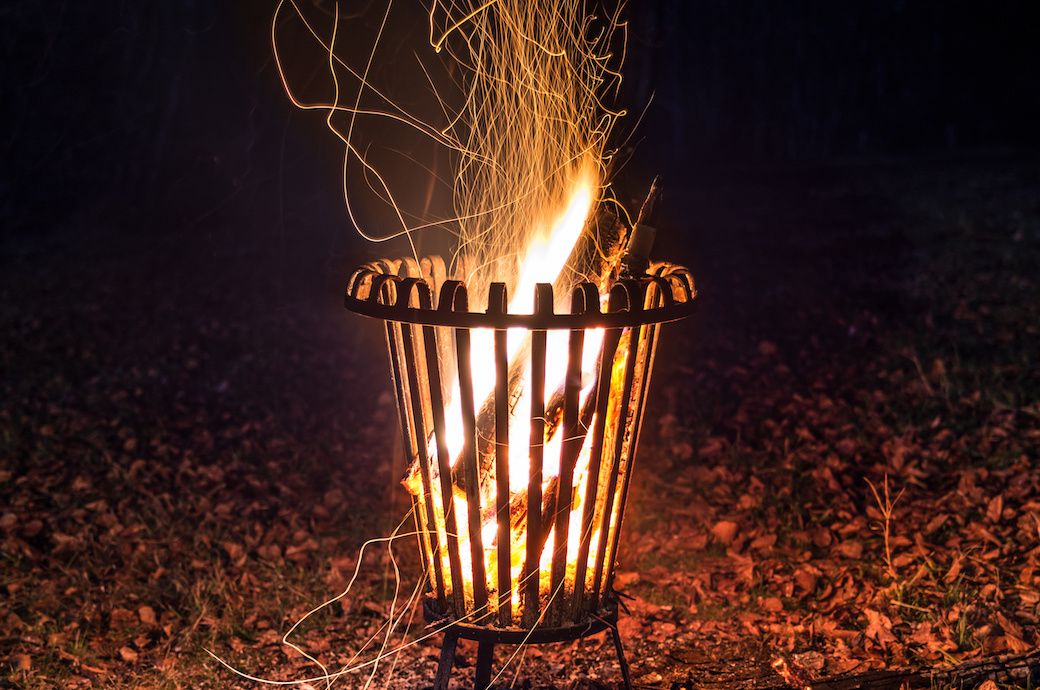 Whispers in the Embers: Feuerkorb-Geheimnisse